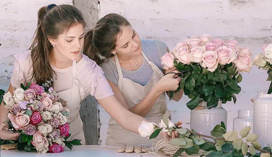 Bloom with Love: Unveil the Magic of Fresh, Farm-to-Door Roses with Rosaholics